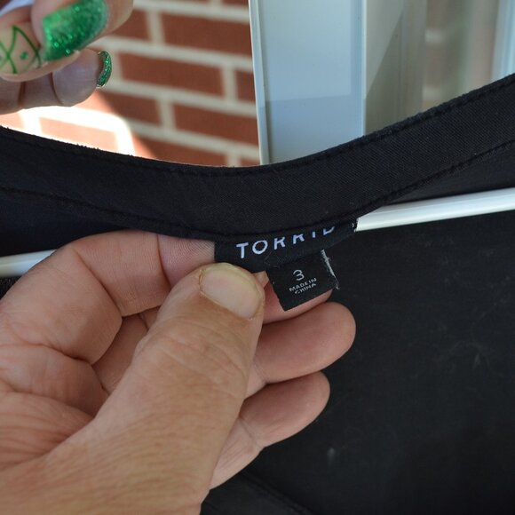 TORRID sz 3 BLACK BUTTON-FRONT V-NECK STRETCH MIDI DRESS - Picture 4 of 4